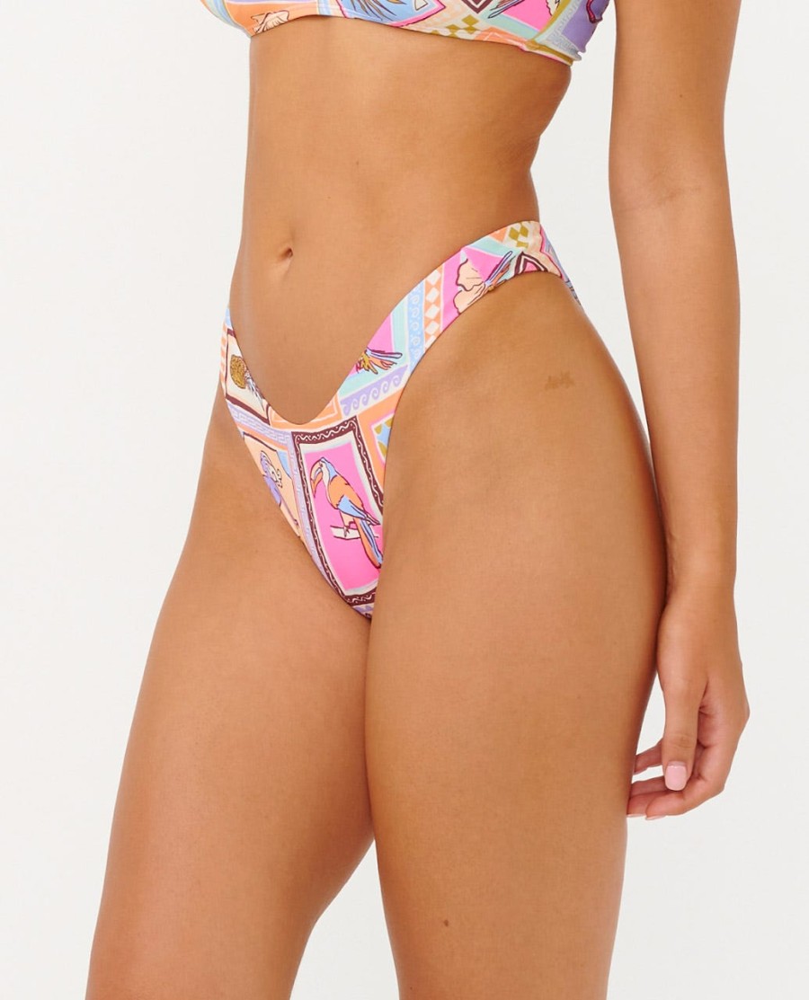 bikini z wysokim stanem i odkrytymi nogami na imprezę na plaży